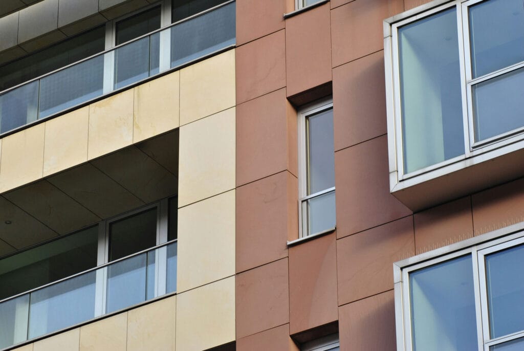 بهترین مکان‌ها برای استفاده از نمای ساختمان با بالکن شیشه‌ای