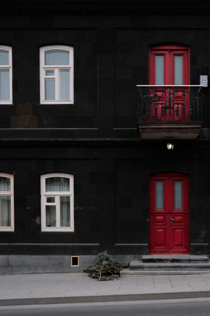 نمای ساختمان با رنگ تیره؛ انتخابی مدرن و شیک - artur adilkhanian 9yW3XW1GGVE unsplash آینده طراحی نمای ساختمان با رنگ تیره