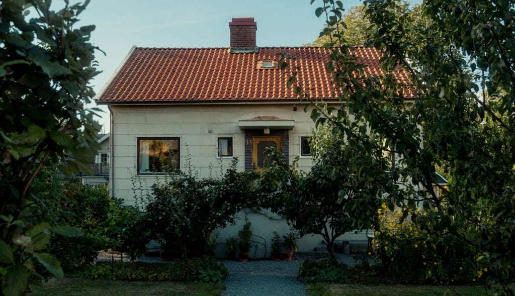 نقش فضای سبز در تکمیل نمای ساختمان حیاط‌دار