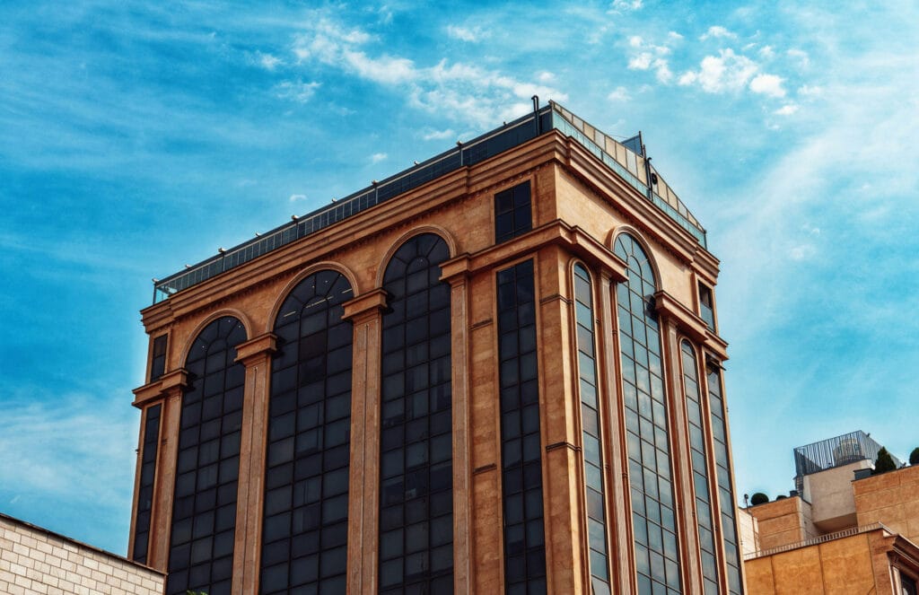 نورپردازی در نمای ساختمان تجاری