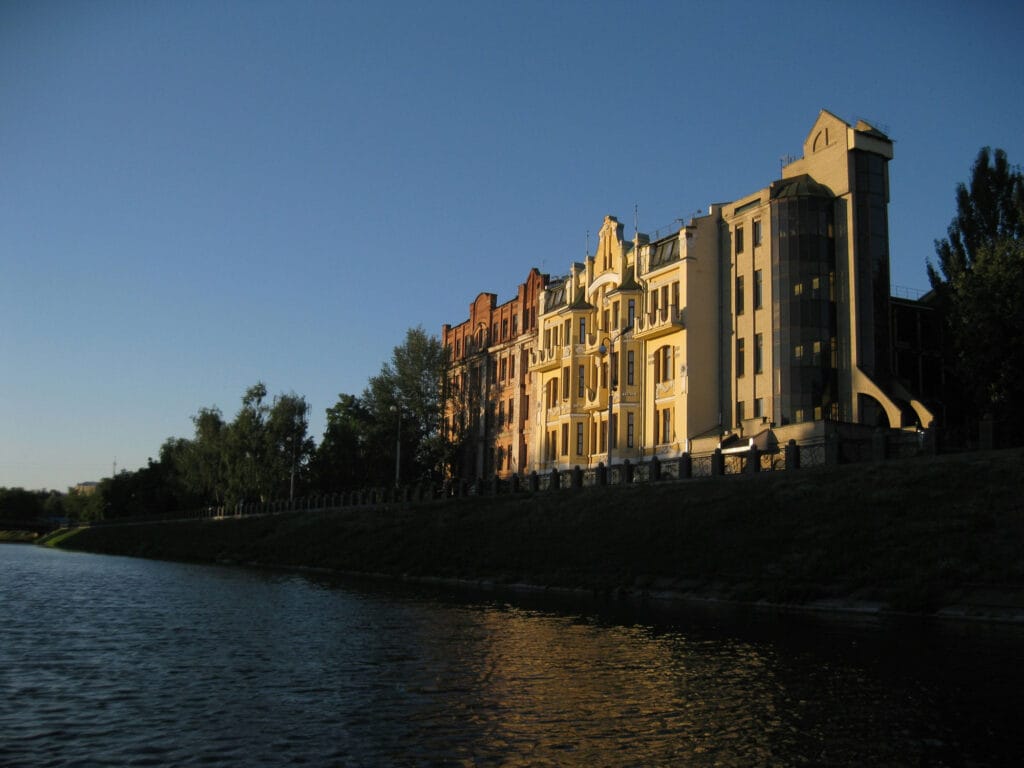 نمای ساختمان با لنداسکیپ: خلق زیبایی و هماهنگی در معماری مدرن - mariia pravedna c0sQ9kn6S Q unsplash نمای ساختمان با لنداسکیپ: خلق زیبایی و هماهنگی در معماری مدرن