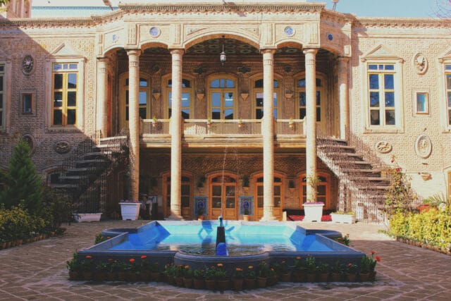 نمای ساختمان قدیمی؛ اصالت و زیبایی معماری در گذر زمان - mohammad mahdi samei ihseVn9TGgA unsplash نمای ساختمان قدیمی؛ اصالت و زیبایی معماری در گذر زمان