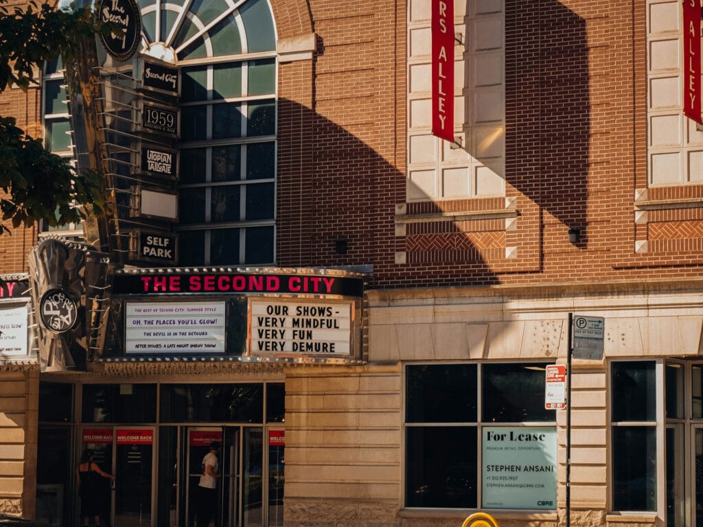 نمای ساختمان تجاری مدرن در ایران
