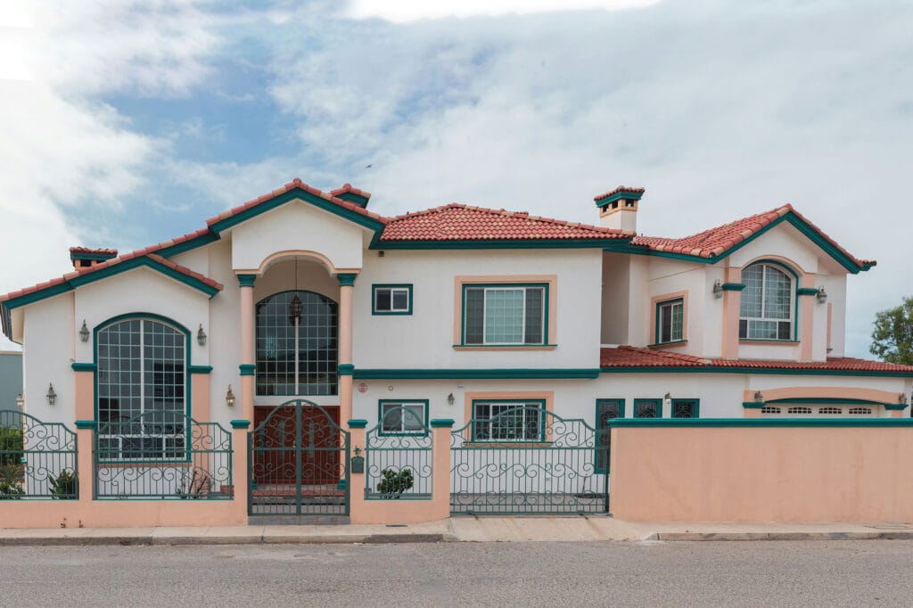 طراحی و اجرای نمای ساختمان با بالکن شیشه‌ای