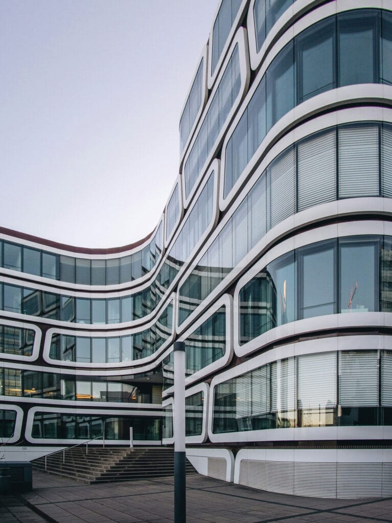 مزایای استفاده از نمای شیشه ای ساختمان در طراحی مدرن - paul menz 2sBhM 1mCH0 unsplash افزایش ایمنی و امنیت در ساختمانهای شیشهای