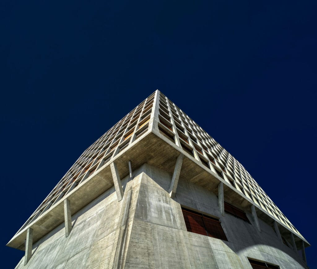 نمای ساختمان بتنی: راهنمای جامع طراحی، اجرا و مزایا - ricardo gomez angel 9pjRxBkbyAk unsplash هزینههای نمای ساختمان بتنی