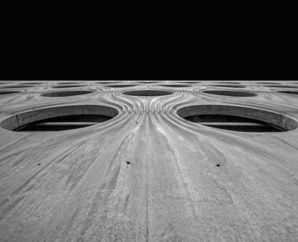 نمای ساختمان بتنی: راهنمای جامع طراحی، اجرا و مزایا - ricardo gomez angel fUKaVctz2eQ unsplash نکات فنی در اجرای نمای ساختمان بتنی