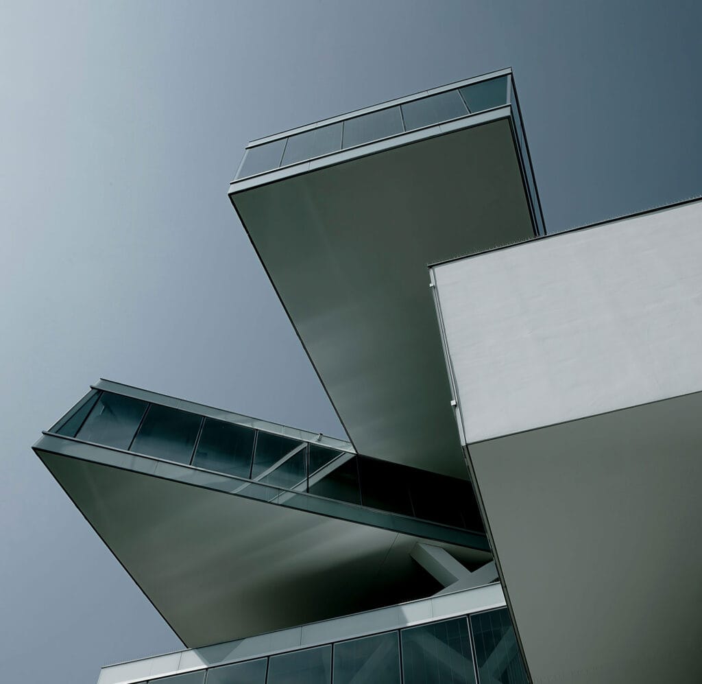 مزایای استفاده از نمای شیشه ای ساختمان در طراحی مدرن - ricardo gomez angel keSfgkPfmkw unsplash مفهوم نمای شیشهای ساختمان در طراحی معاصر