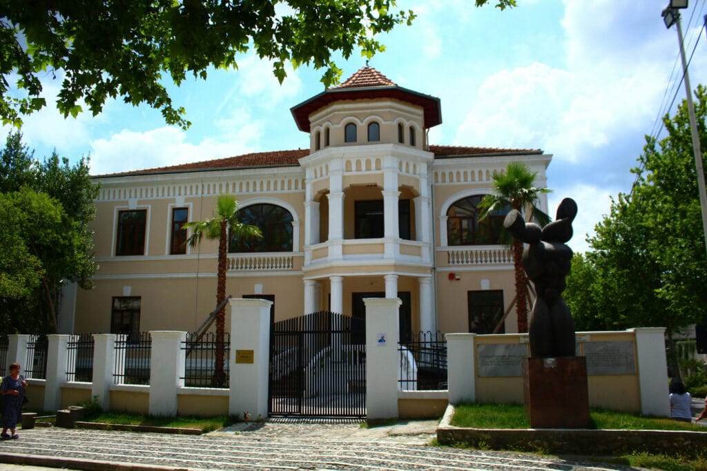 نمای ساختمان کلاسیک؛ ترکیب هنر و اصالت در معماری امروز - seval torun wLdP5fd1Vyk unsplash مزایا و معایب نمای ساختمان کلاسیک