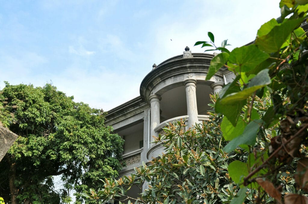 نمای ساختمان با لنداسکیپ: خلق زیبایی و هماهنگی در معماری مدرن - tommao wang WI qKOmMGIw unsplash نمای ساختمان با لنداسکیپ: خلق زیبایی و هماهنگی در معماری مدرن