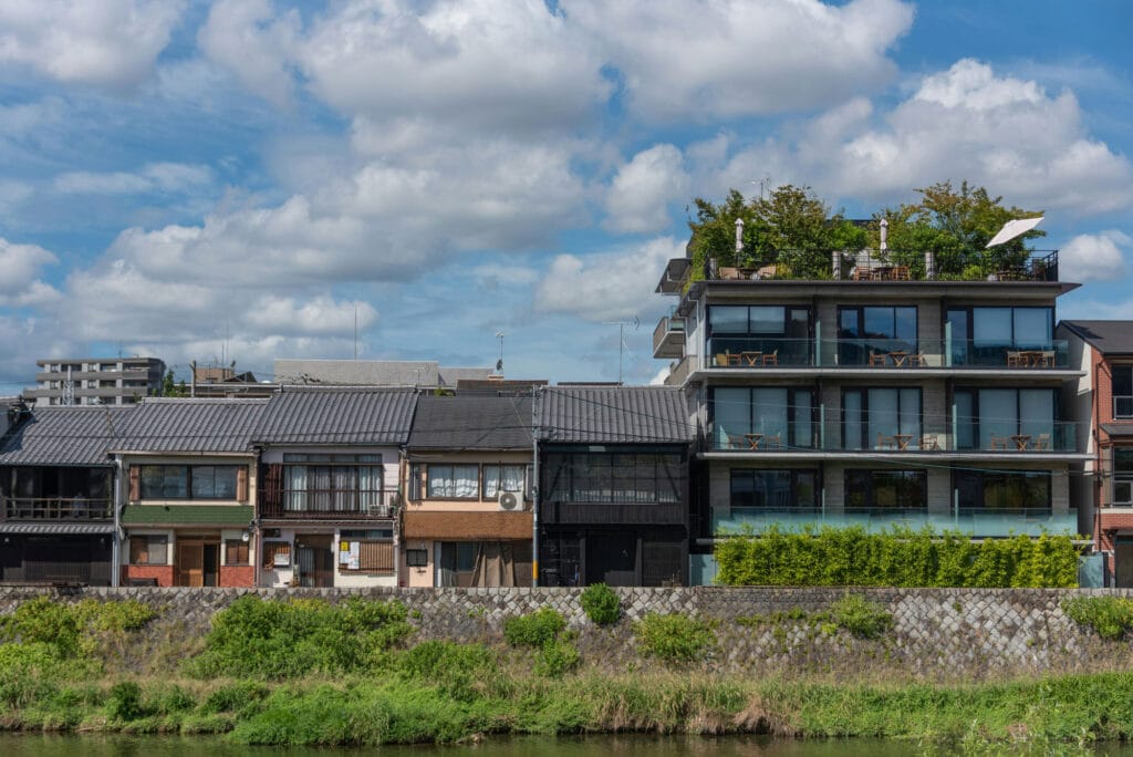 نمای ساختمان با روف گاردن: ترکیب زیبایی، طبیعت و معماری مدرن - transly translation agency M1LFDE3hFmQ unsplash اشتباهات رایج در طراحی نمای ساختمان با روف گاردن