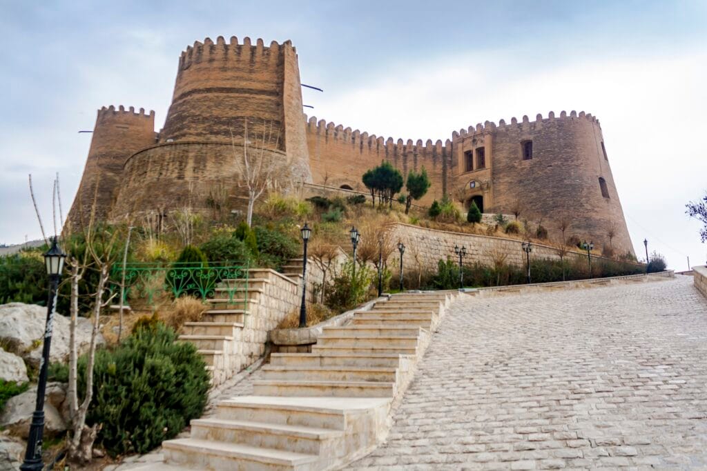 خرید آجر نما در خرم آباد | راهنمای جامع انتخاب بهترین آجر برای اقلیم لرستان