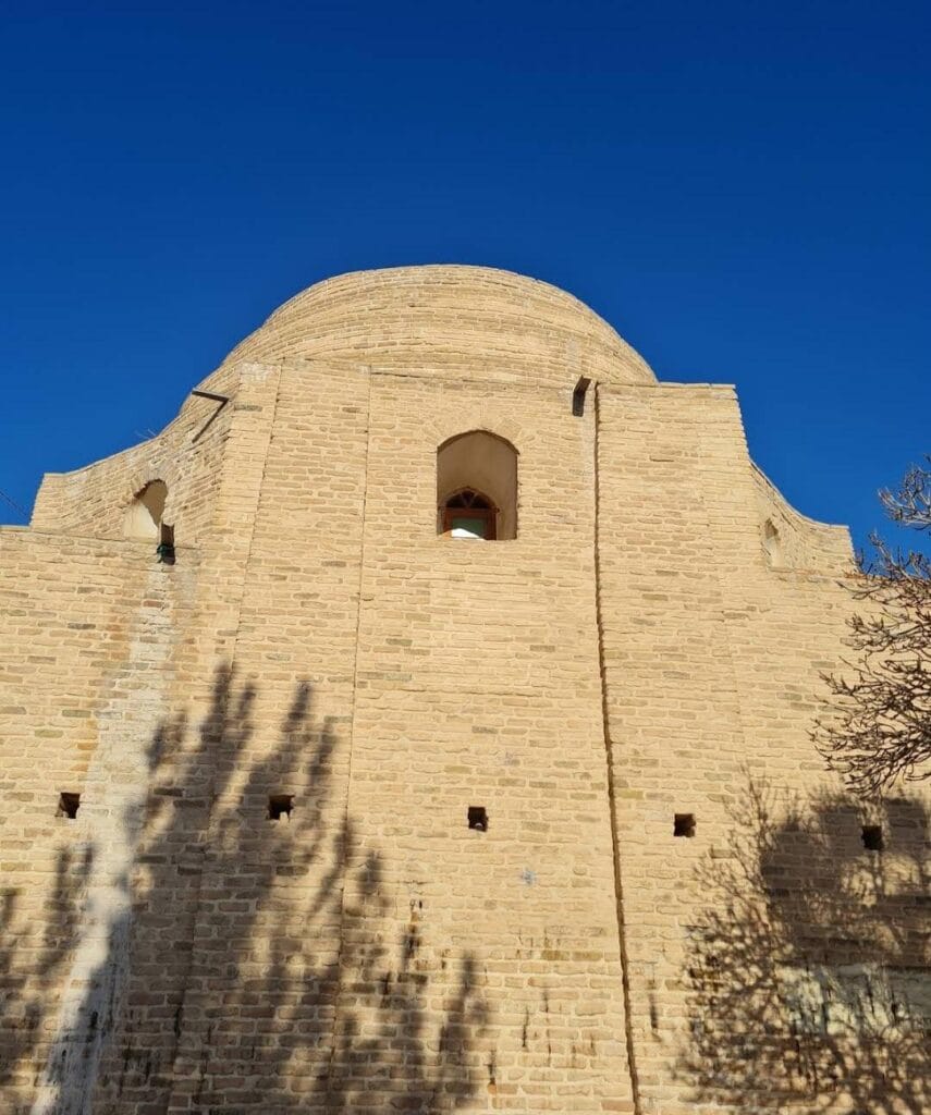 خرید آجر نما در ورامین | راهنمای تخصصی انتخاب بهترین آجر برای اقلیم و معماری شهر