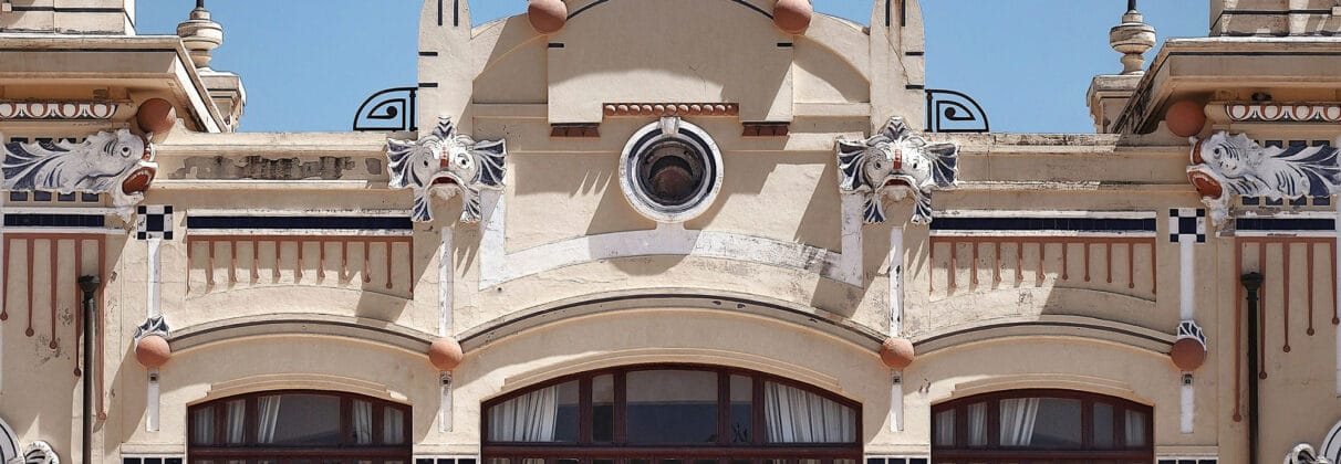 نمای تاج ساختمان ویلایی؛ شاهکار معماری مدرن و کلاسیک