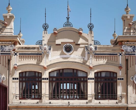 نمای تاج ساختمان ویلایی؛ شاهکار معماری مدرن و کلاسیک