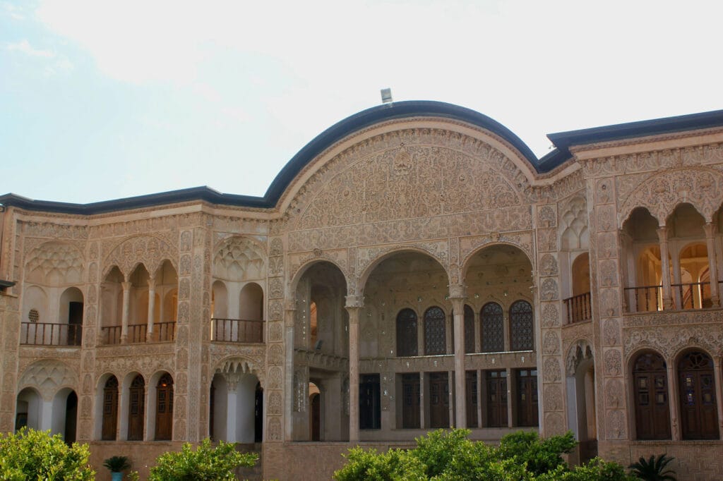 تکنیک‌ها و روش‌های اجرای نمای ساختمان با معماری سنتی اسلامی