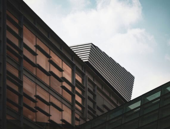 نمای ساختمان استیل؛ انتخابی مدرن و ماندگار - declan sun ZbzZ2fYlvAQ unsplash نمای ساختمان استیل؛ انتخابی مدرن و ماندگار