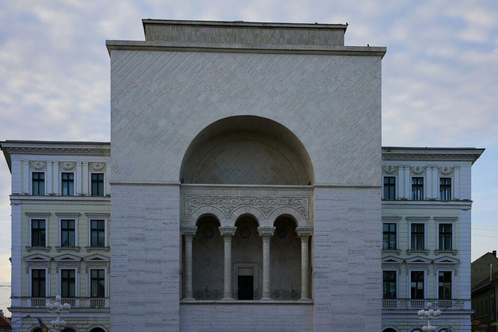 نمای ساختمان با سنگ مرمر؛ انتخابی لوکس و ماندگار - denis n 8zTfyuqYj0g unsplash نمای ساختمان با سنگ مرمر در معماری داخلی و خارجی