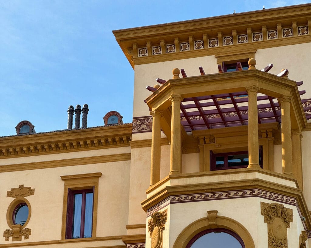 نکات طلایی در نگهداری نمای تاج ساختمان ویلایی