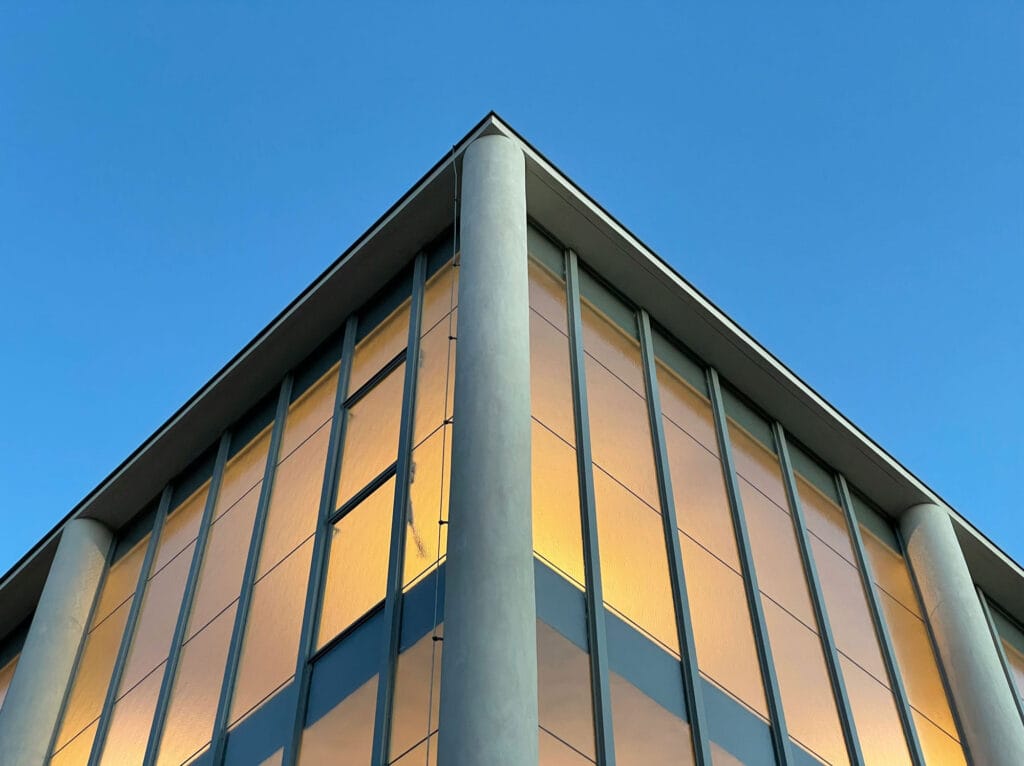 نمای ساختمان با پنجرههای بزرگ؛ ترکیبی از زیبایی و کارایی - marek omasta Kd0Dszwt X8 unsplash مزایای نمای ساختمان با پنجرههای بزرگ