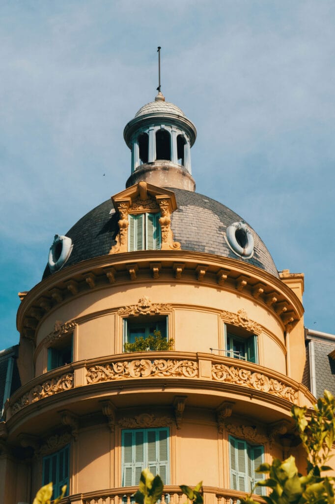 نمای تاج ساختمان ویلایی؛ شاهکار معماری مدرن و کلاسیک