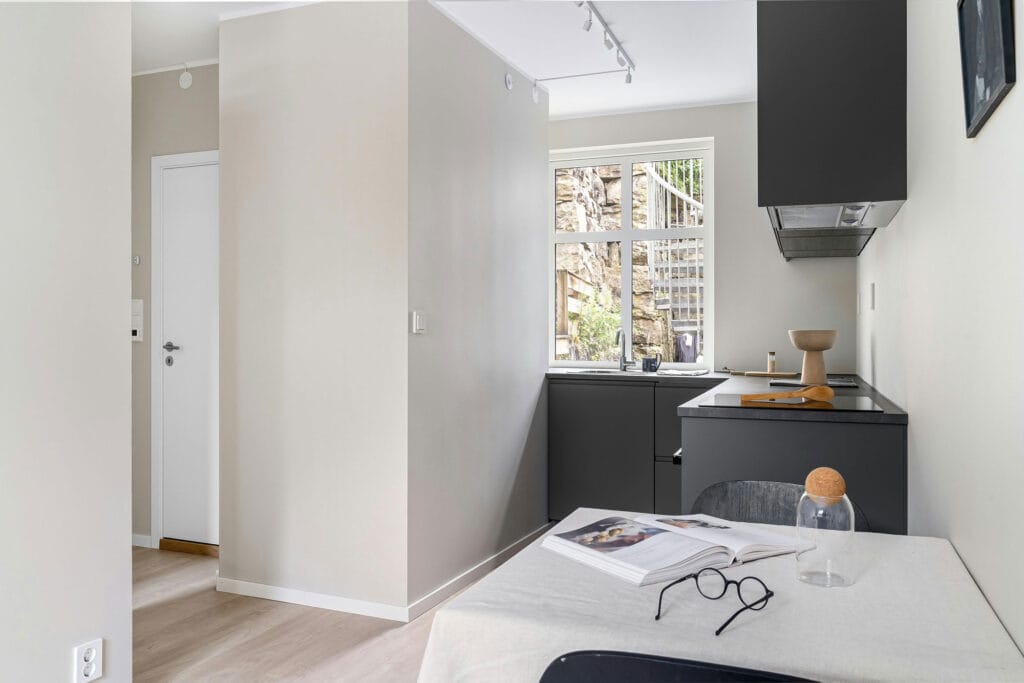 طراحی داخلی آپارتمان کوچک؛ راهنمای کامل برای زیباسازی و بهینهسازی فضا - pexels alex tyson 919593032 19966788 اصول پایهای طراحی داخلی آپارتمان کوچک