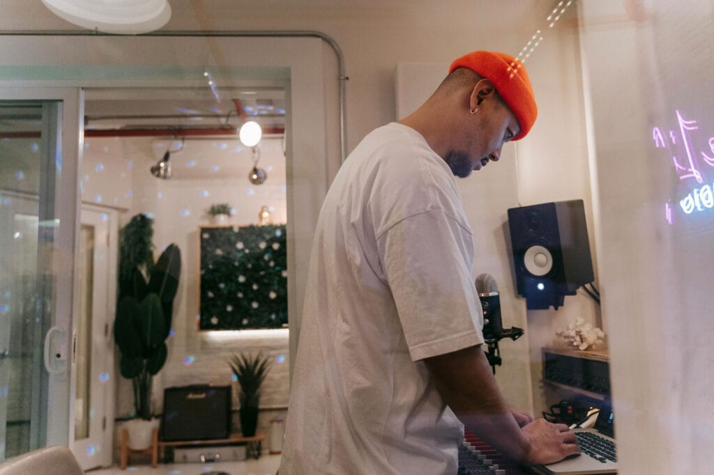 طراحی داخلی استودیو؛ راهنمای کامل برای خلق فضایی حرفهای و الهامبخش - pexels anna pou 8133238 انتخاب مبلمان و دکوراسیون در طراحی داخلی استودیو