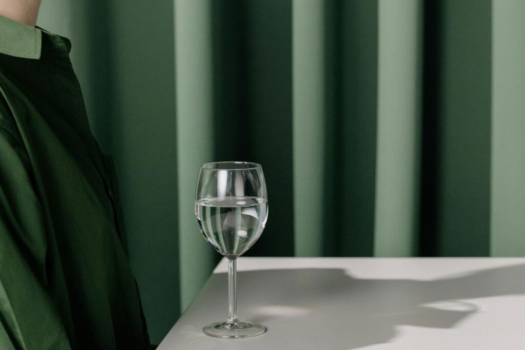 طراحی داخلی با رنگ سبز؛ راهنمای کامل برای خانهای شاداب و آرامشبخش - pexels cottonbro 5900503 مزایای طراحی داخلی با رنگ سبز