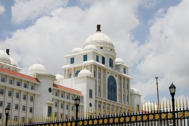 نمای ساختمان میکروسمنت؛ راهنمای جامع و کامل - pexels dropshado 33834972 1 نمای ساختمان میکروسمنت؛ راهنمای جامع و کامل