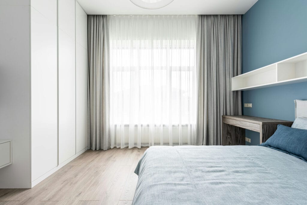 طراحی داخلی با رنگ آبی؛ راهنمای کامل برای خانهای آرام و شیک - pexels heyho 6523282 استفاده از رنگ آبی در سرویس بهداشتی