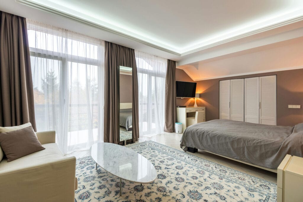 طراحی داخلی با کمد دیواری؛ راهنمای جامع و کاربردی - pexels heyho 7061730 طراحی داخلی با کمد دیواری در آشپزخانه