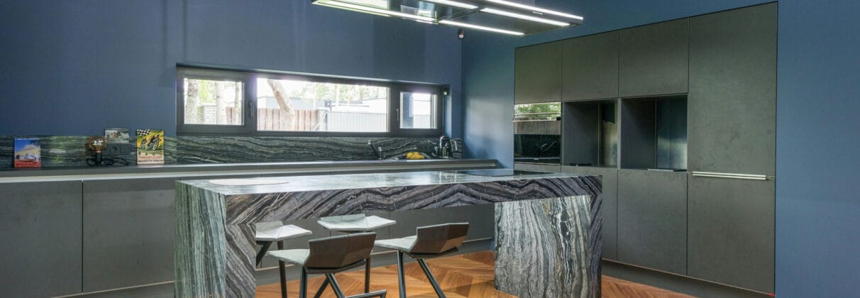 طراحی داخلی با رنگ آبی؛ راهنمای کامل برای خانه‌ای آرام و شیک