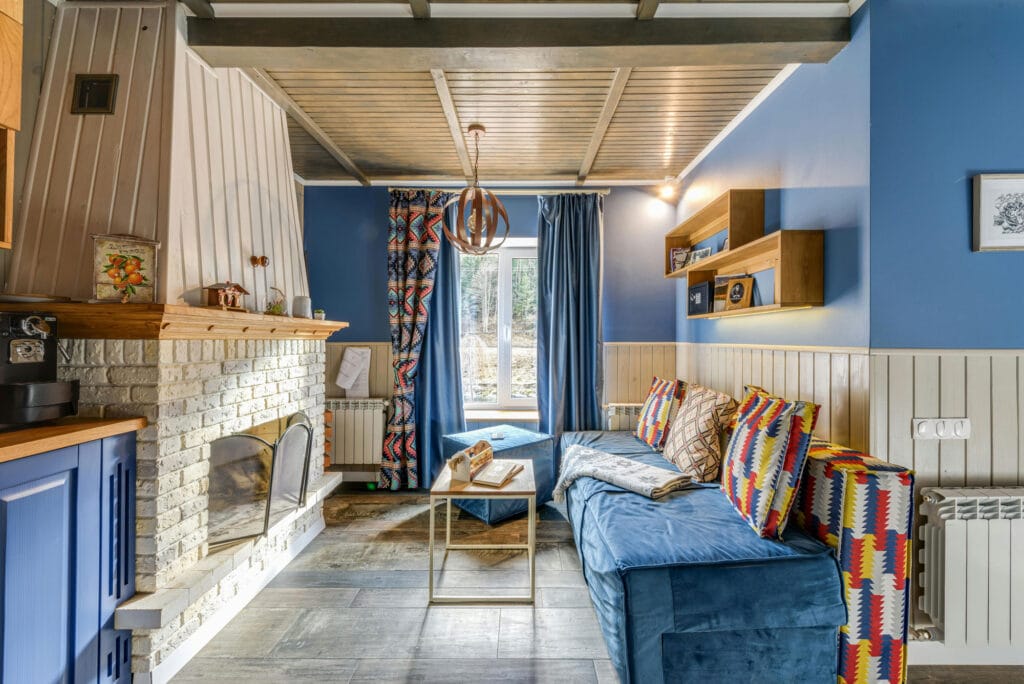 ترکیب رنگ‌ها در طراحی داخلی با شومینه