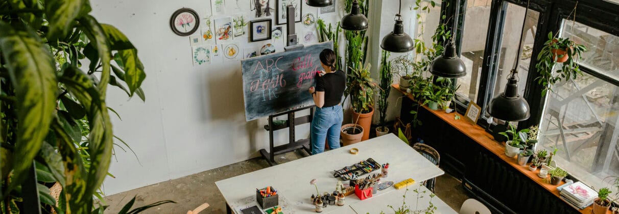 طراحی داخلی با گیاهان آپارتمانی؛ ترکیب طبیعت با دکوراسیون مدرن