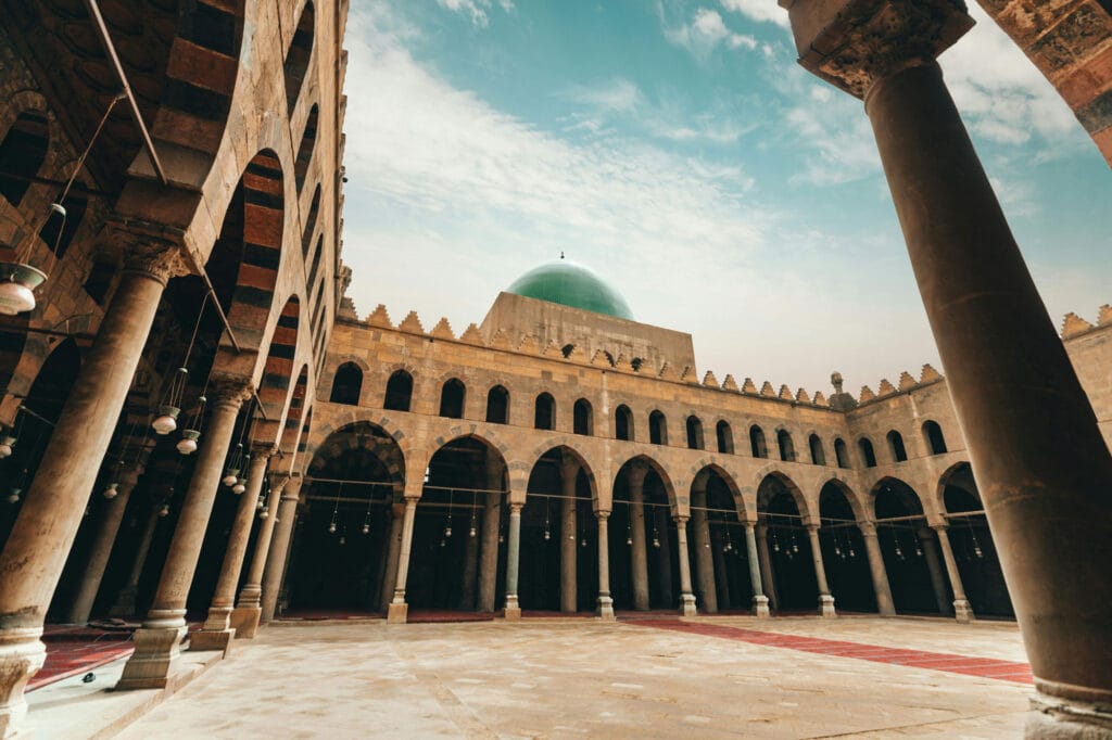 نقش نور و سایه در نمای ساختمان با معماری سنتی اسلامی