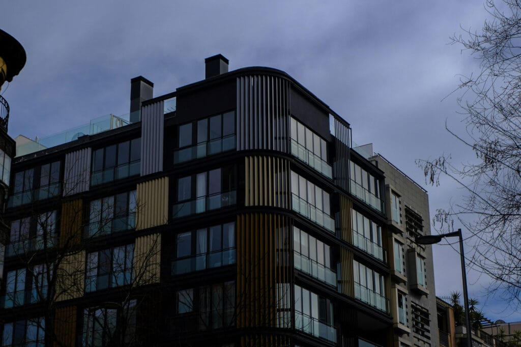 انواع سبک‌های طراحی نمای ساختمان ترکیبی شیشه و فلز