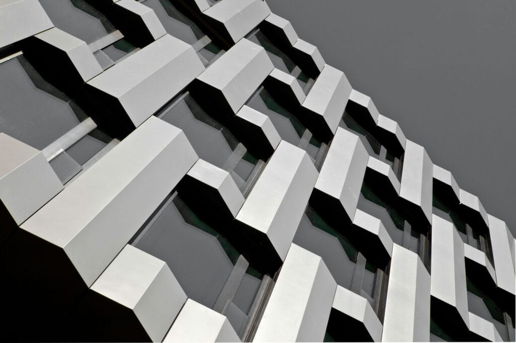 بررسی هزینه‌ها و بودجه‌بندی برای نمای ساختمان ترکیبی شیشه و فلز