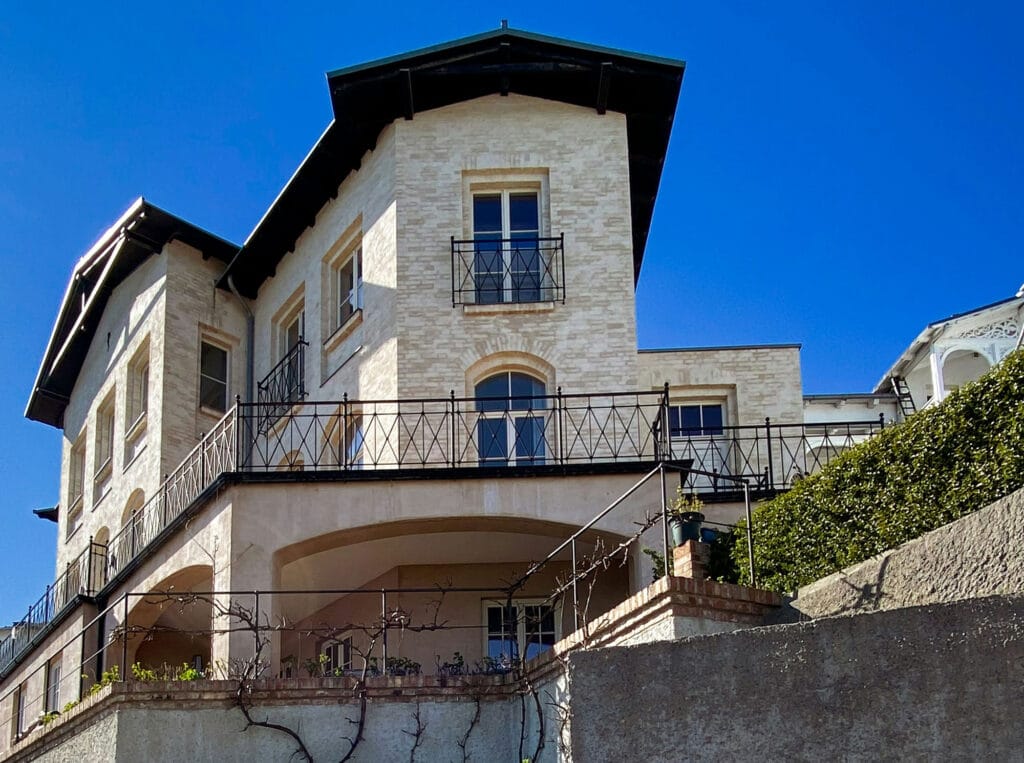 مزایا و معایب سبک‌های مختلف نمای تاج ساختمان ویلایی