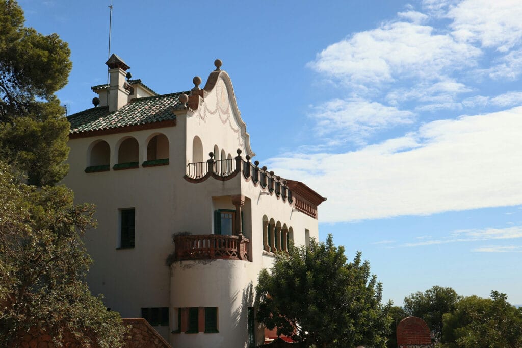 انواع سبک‌های نمای تاج ساختمان ویلایی