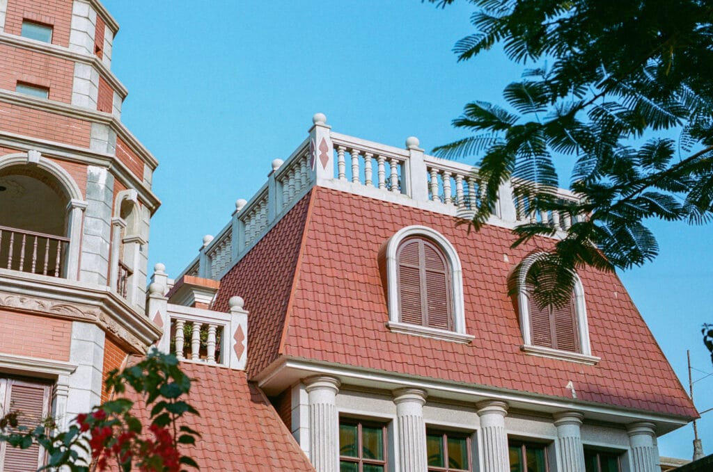 هزینه طراحی و اجرای نمای تاج ساختمان ویلایی