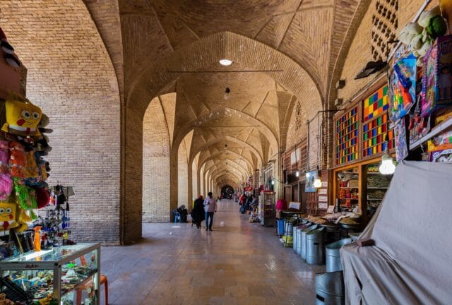 راهنمای خرید آجر آذرخش در کرمان + قیمت، کاربردها و نکات فنی - 3203px Bazaar de Kerman Iran 2016 09 22 DD 38 راهنمای خرید آجر آذرخش در کرمان + قیمت، کاربردها و نکات فنی