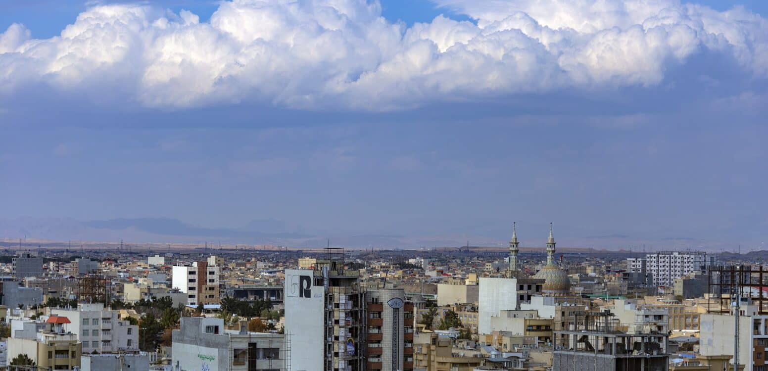 راهنمای کامل خرید آجر آذرخش در قم | بررسی اقلیم، قیمت و نکات فنی