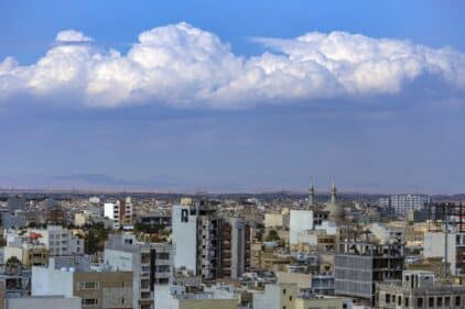راهنمای کامل خرید آجر آذرخش در قم | بررسی اقلیم، قیمت و نکات فنی
