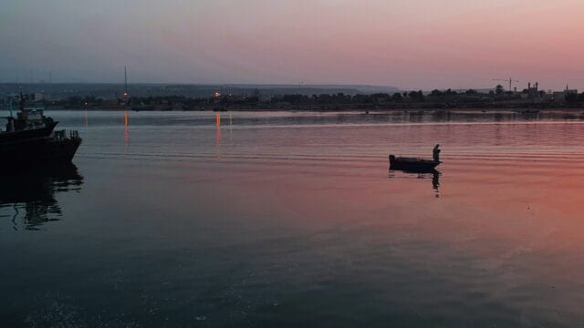 راهنمای خرید آجر آذرخش در چابهار؛ انتخابی هوشمند برای اقلیم گرم و مرطوب جنوب