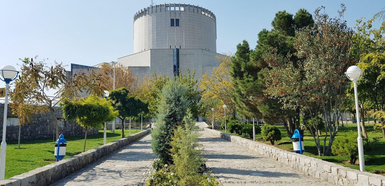 خرید آجر آذرخش در مشهد | راهنمای جامع انتخاب، قیمت و نکات فنی برای معماران مشهدی