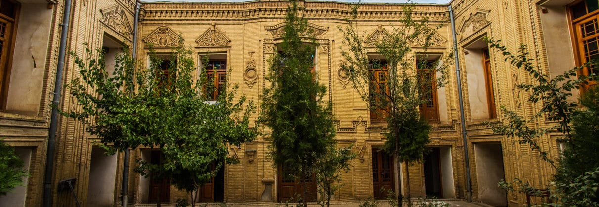 راهنمای خرید آجر آذرخش در اراک + قیمت، نکات فنی و معماری بومی - Hasanpoor راهنمای خرید آجر آذرخش در اراک + قیمت، نکات فنی و معماری بومی