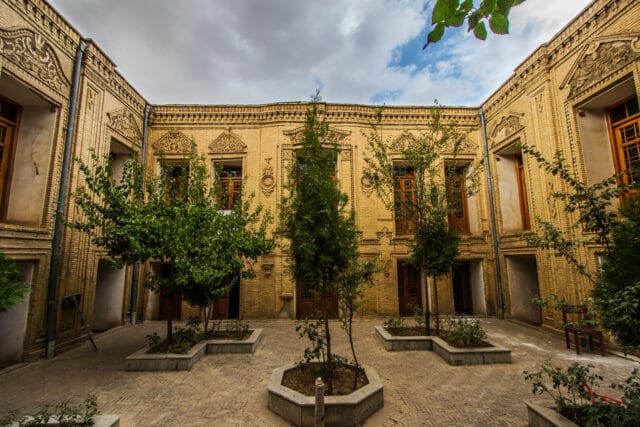 راهنمای خرید آجر آذرخش در اراک + قیمت، نکات فنی و معماری بومی - Hasanpoor راهنمای خرید آجر آذرخش در اراک + قیمت، نکات فنی و معماری بومی