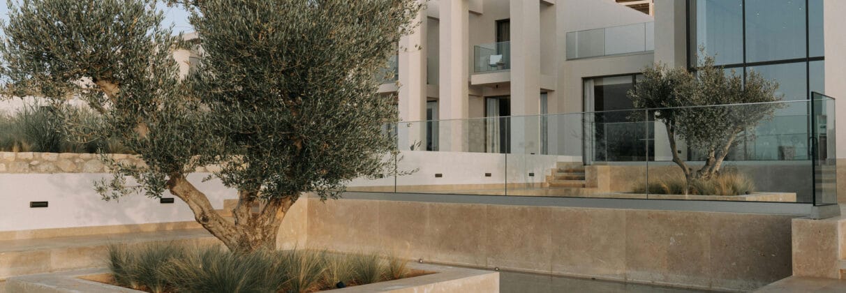 نمای ساختمان ویلایی شیک؛ ۲۰ ایده خاص برای طراحی متفاوت ویلا - pexels alleksana 10610731 نمای ساختمان ویلایی شیک؛ ۲۰ ایده خاص برای طراحی متفاوت ویلا