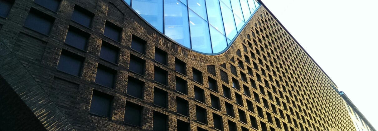 نمای ساختمان با طراحی منحصر به فرد؛ تلفیق هنر، خلاقیت و معماری مدرن - pexels amanda reed 88238 288280 نمای ساختمان با طراحی منحصر به فرد؛ تلفیق هنر، خلاقیت و معماری مدرن