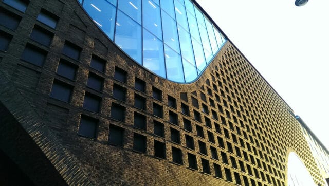 نمای ساختمان با طراحی منحصر به فرد؛ تلفیق هنر، خلاقیت و معماری مدرن - pexels amanda reed 88238 288280 نمای ساختمان با طراحی منحصر به فرد؛ تلفیق هنر، خلاقیت و معماری مدرن